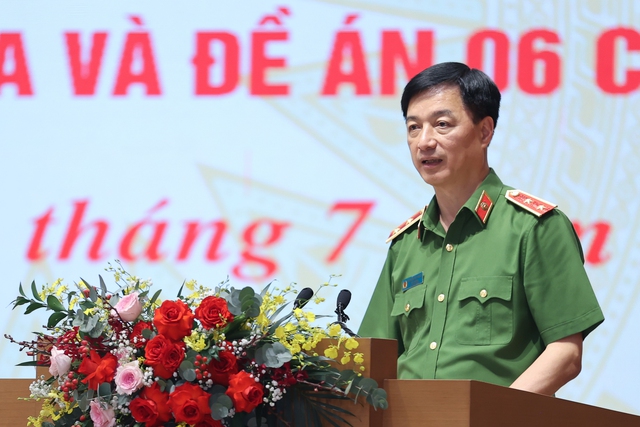 Trung tướng Nguyễn Duy Ngọc, Thứ trưởng Bộ Công an báo cáo tại Hội nghị trực tuyến toàn quốc sơ kết 6 tháng đầu năm 2023 về chuyển đổi số quốc gia và Đề án phát triển dữ liệu dân cư, định danh và xác thực điện tử phục vụ chuyển đổi số quốc gia giai đoạn 2022-2025, tầm nhìn đến năm 2030 (Đề án 06).